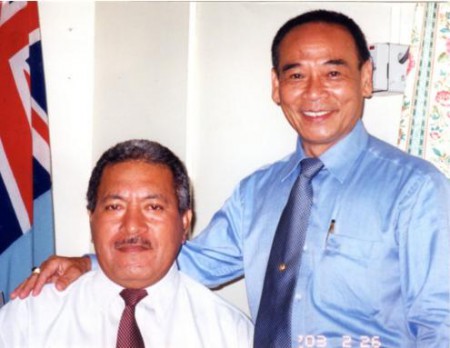 見圖:左:吐亙魯島國前總理索本嘉留影總理/右:本報社長潘隆俊榮譽博士
