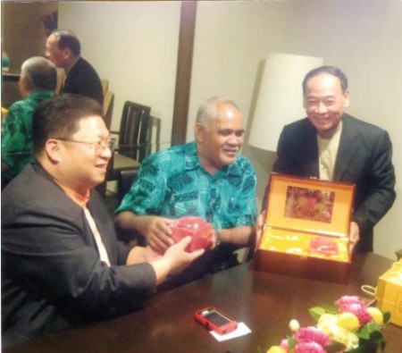 見圖右:本報社長潘隆俊榮譽博士/中:吐亙魯島國總理泰拉維閣下/左:東方紅黨主席林原陞