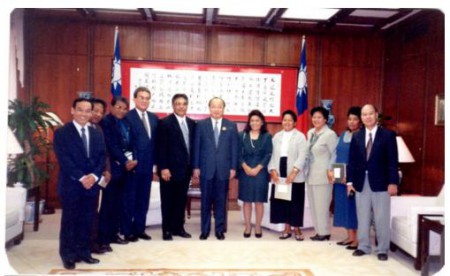 本報社長潘隆俊vs中華民國外交部貴賓室,中華民國與馬紹爾共和國建交時成員合影