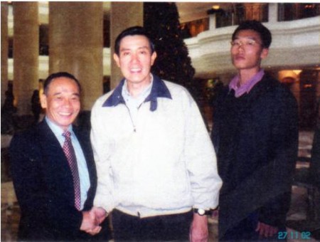 見圖:左:本報社長潘隆俊榮譽博士/右:馬英九總統