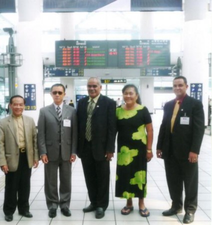 見圖:中:吐亙魯島國總理泰拉維閣下/右二:總理兼內政部長夫人/右一:外交部次長雷佛/左二:中華民國駐吐瓦魯大使曾瑞利/左一:本報社長潘隆俊榮譽博士