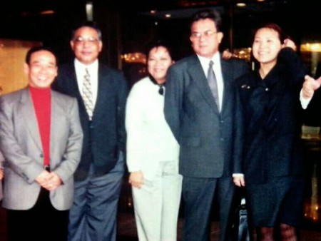 馬紹爾群島前外交部長(中)