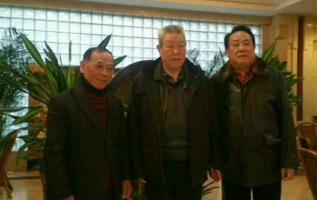 中共跟兩位將軍合影