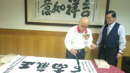 毛筆雙管大師(左)